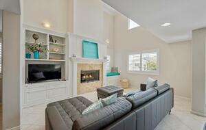 Home exchange in Oxnard CA, living room with flatscreen TV & fireplace