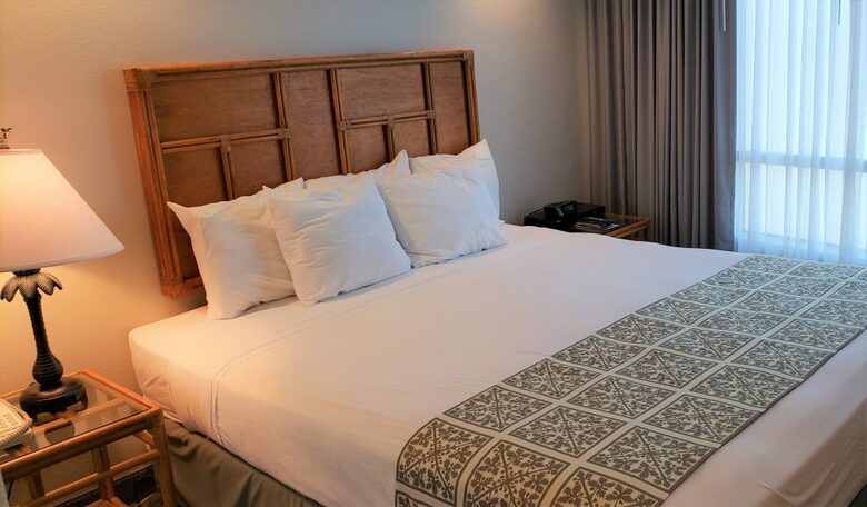 Home exchange in Honolulu HI, Koa Suite bedroom with queen bed