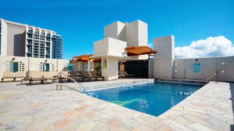 Home exchange in Honolulu HI, The Imperial Hawaii Resort rooftop pool
