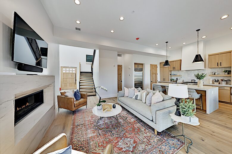 Designer Gem | Hot Tub & Bonus Room | Walk to Lift - Park City, Utah
