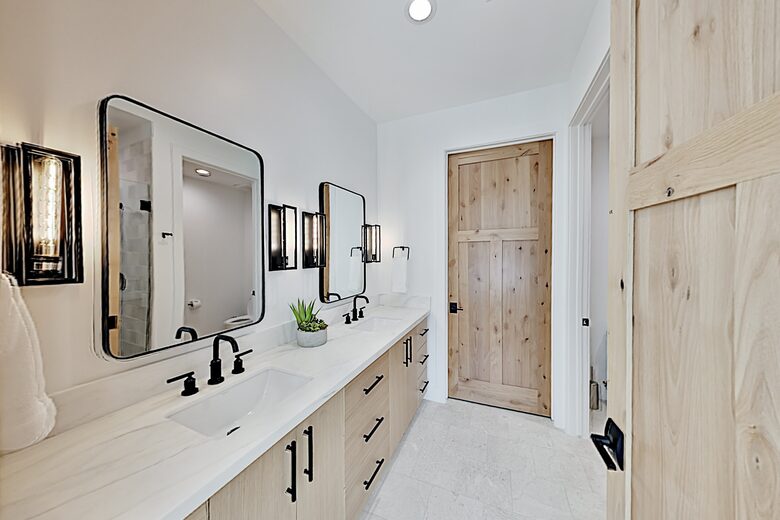 Designer Gem | Hot Tub & Bonus Room | Walk to Lift - Park City, Utah
