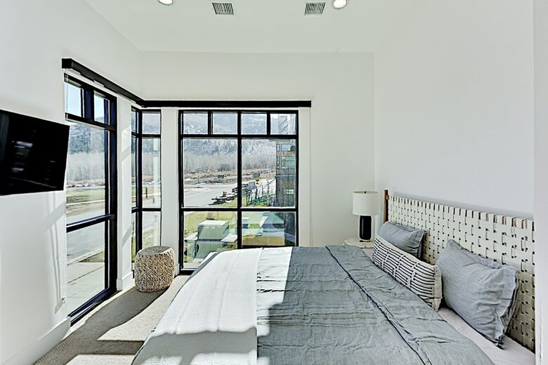 Designer Gem | Hot Tub & Bonus Room | Walk to Lift - Park City, Utah