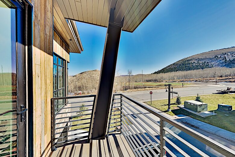 Designer Gem | Hot Tub & Bonus Room | Walk to Lift - Park City, Utah