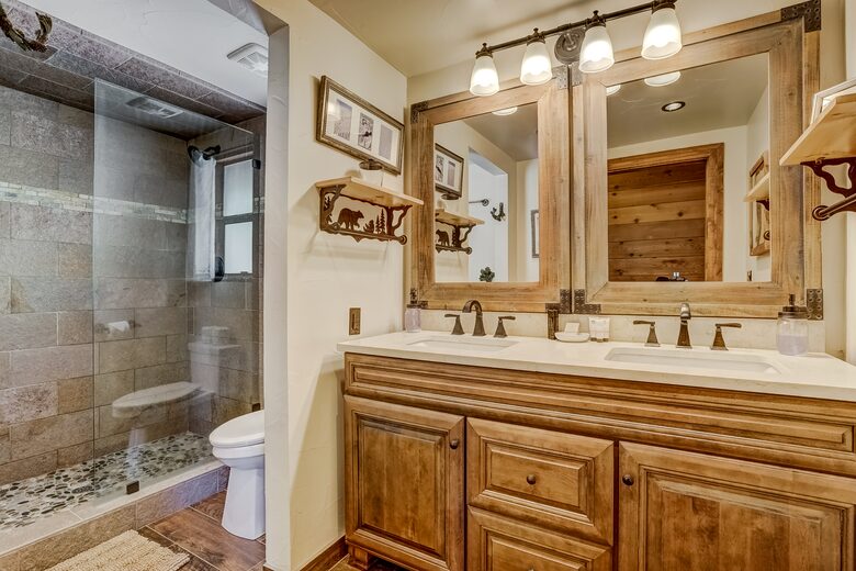 Altitude Adjustment Lodge (Lake Tahoe views!) - Glenbrook, Nevada