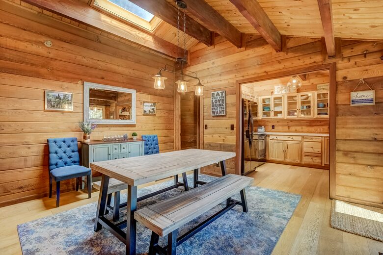 Altitude Adjustment Lodge (Lake Tahoe views!) - Glenbrook, Nevada