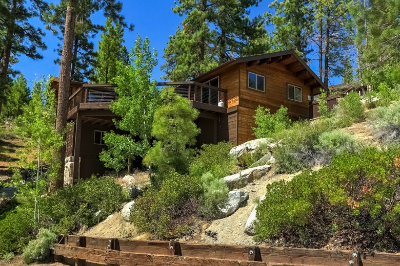 Altitude Adjustment Lodge (Lake Tahoe views!) - Glenbrook, Nevada