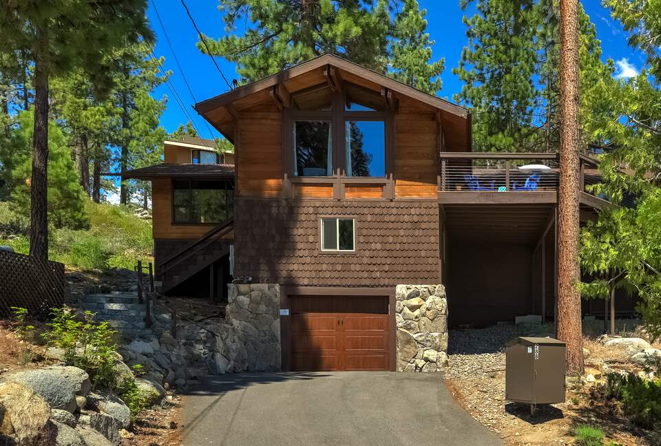 Altitude Adjustment Lodge (Lake Tahoe views!) - Glenbrook, Nevada