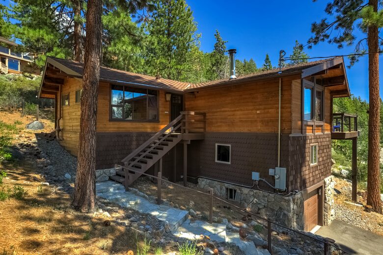 Altitude Adjustment Lodge (Lake Tahoe views!) - Glenbrook, Nevada