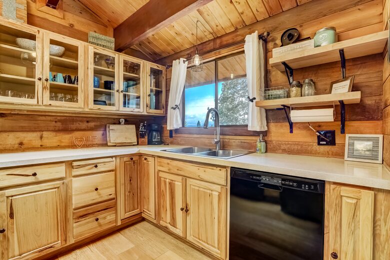 Altitude Adjustment Lodge (Lake Tahoe views!) - Glenbrook, Nevada