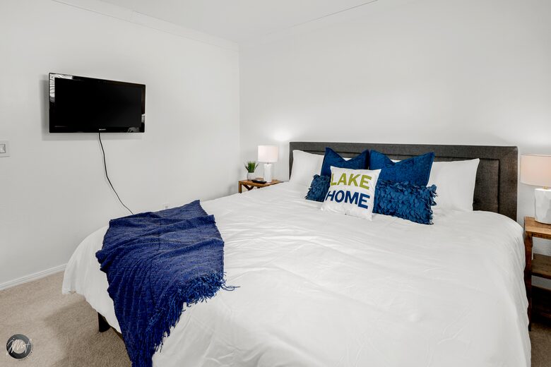 Home Exchange in Bella Vista, AR, king-sized guest bedroom