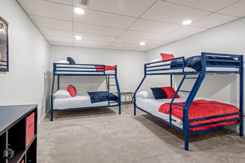 Home Exchange in Bella Vista, AR, bunk room with art wall