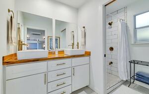 Lakefront Designer's Home on Lake LBJ - Kingsland, Texas