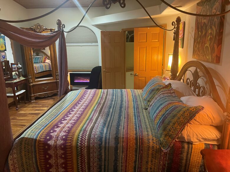 Master en-suite bedroom/bathroom w/ king bed, mountain views