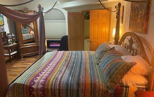 Master en-suite bedroom/bathroom w/ king bed, mountain views