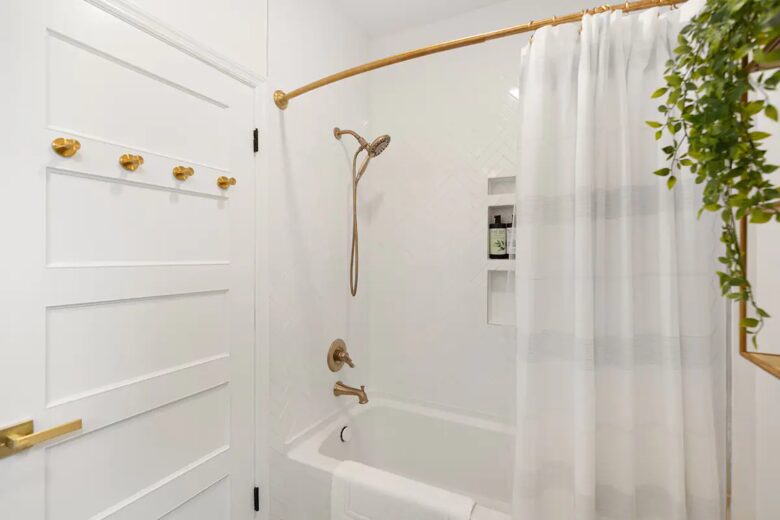 Home Exchange in Charleston, SC, shower tub combo