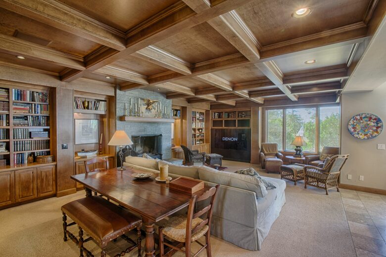 Open cozy great room for entertaining