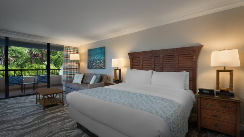 Home Exchange in Maui, HI, king bed with couch