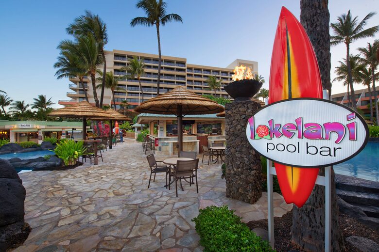 Home Exchange in Maui, HI, pool bar with views of the pacific