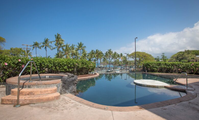Infinity pool with spa