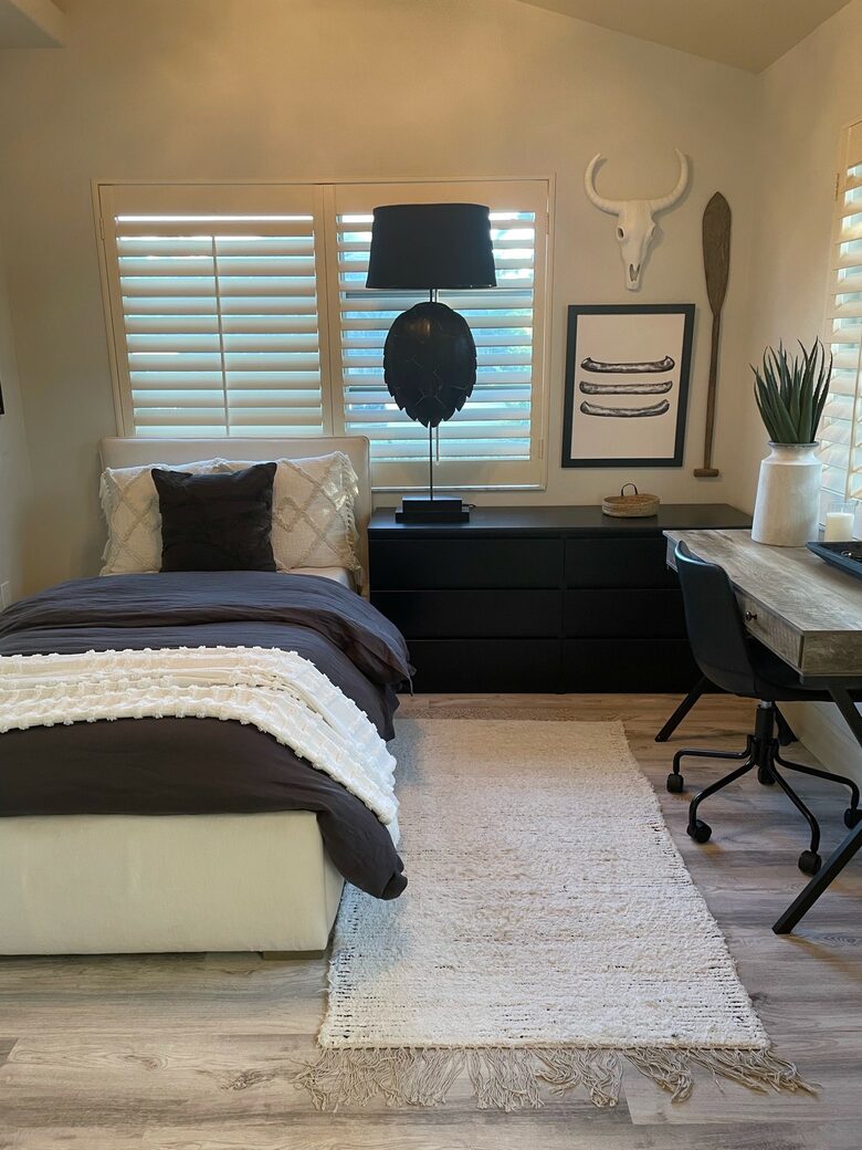 Home Exchange in Naples, FL den with office space and twin bed