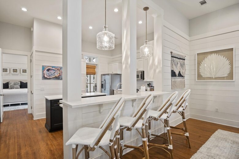Eat-in bar for four
