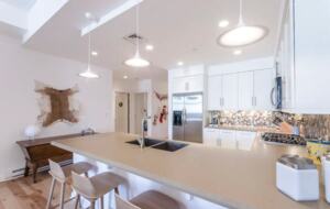 Eat-in breakfast bar