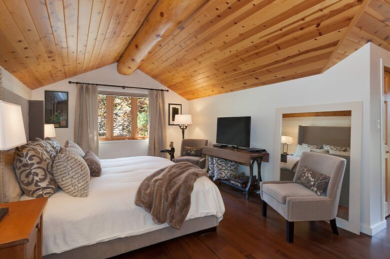 Authentic Ski-In/Out Whistler Chalet - Whistler, Canada