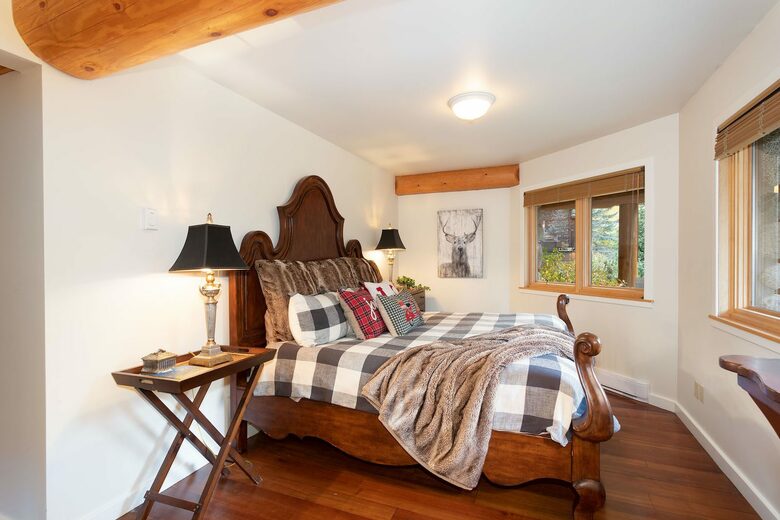 Authentic Ski-In/Out Whistler Chalet - Whistler, Canada