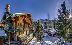 Authentic Ski-In/Out Whistler Chalet - Whistler, Canada