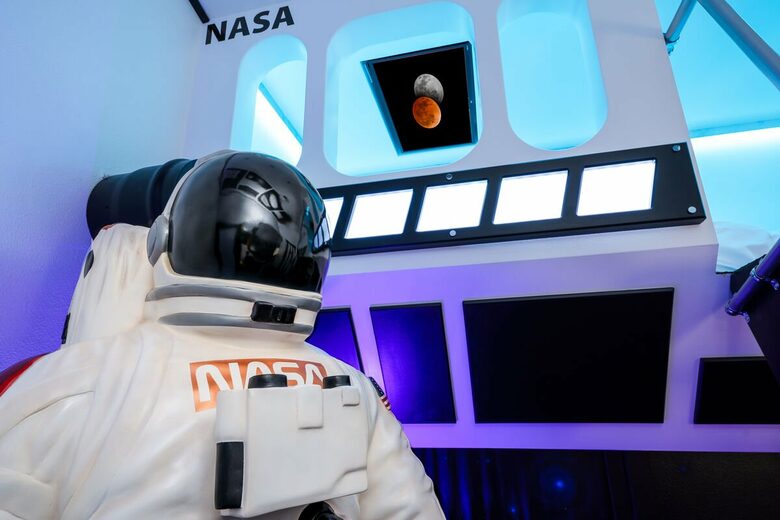 Space-themed bunk room