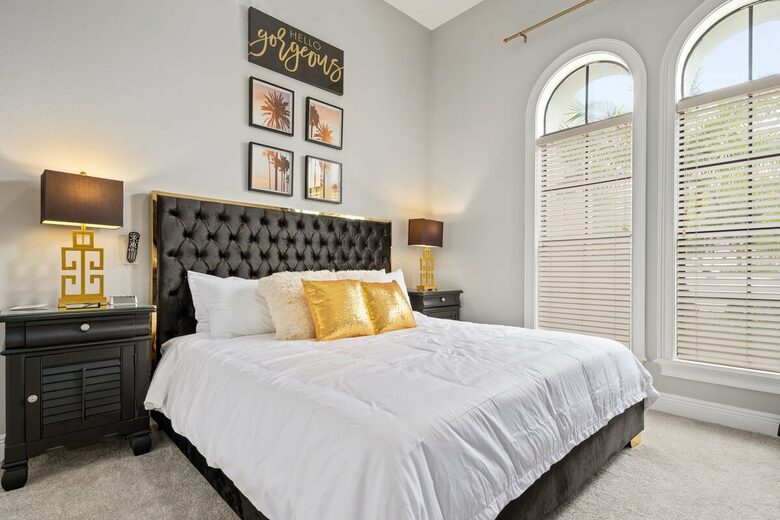Guest room with king bed