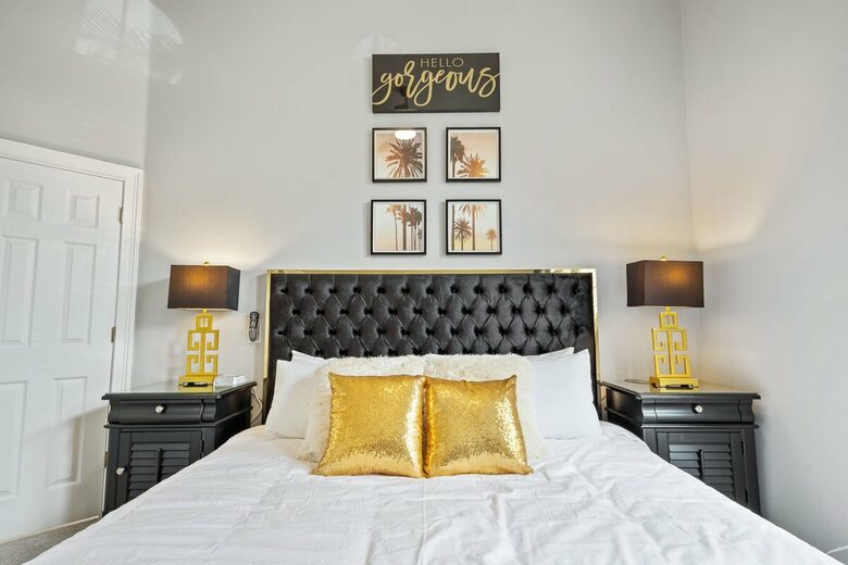 Guest room with king bed