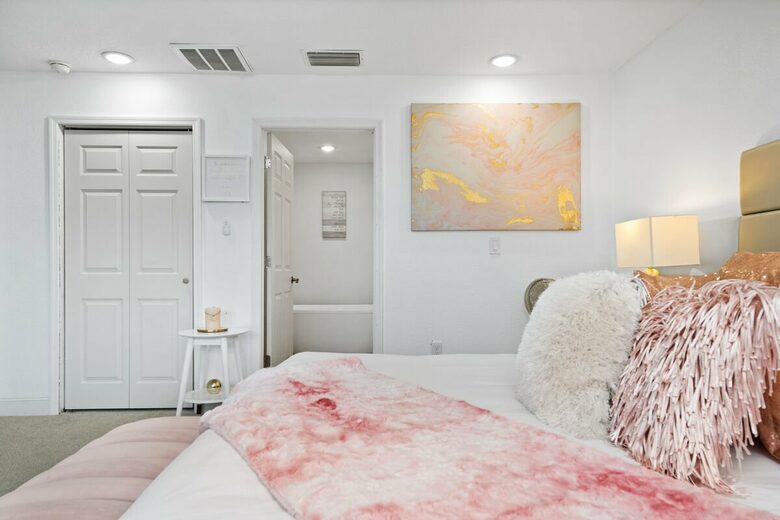 Guest room with king bed