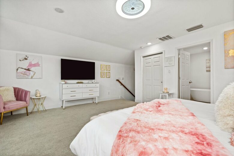Guest room with king bed