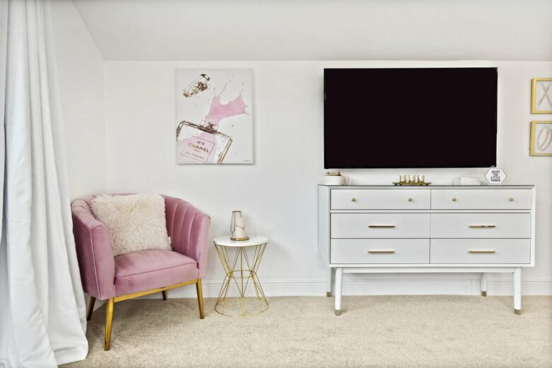Guest room with king bed