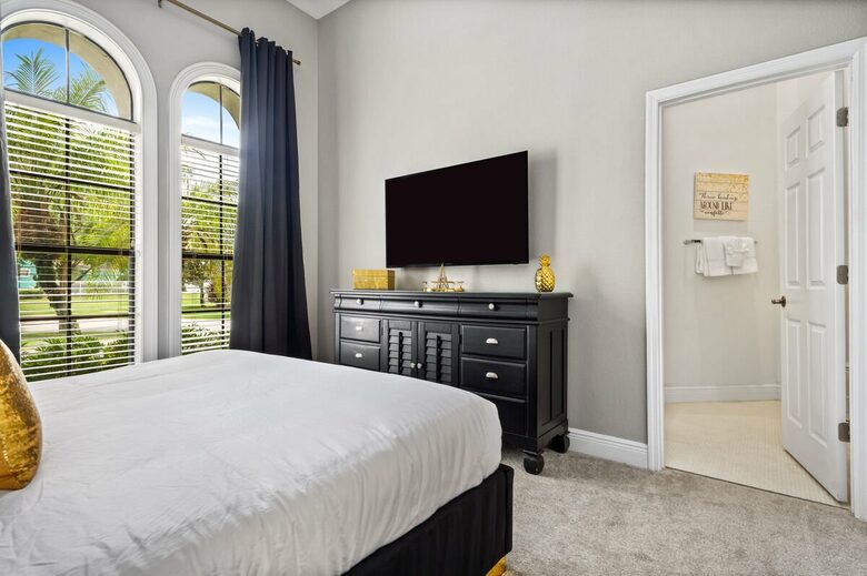 Guest room with king bed