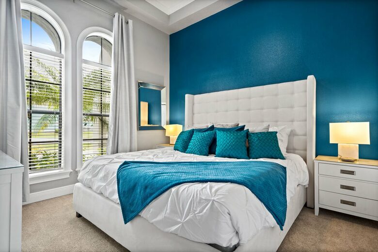 Guest room with king bed