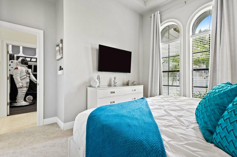 Guest room with king bed