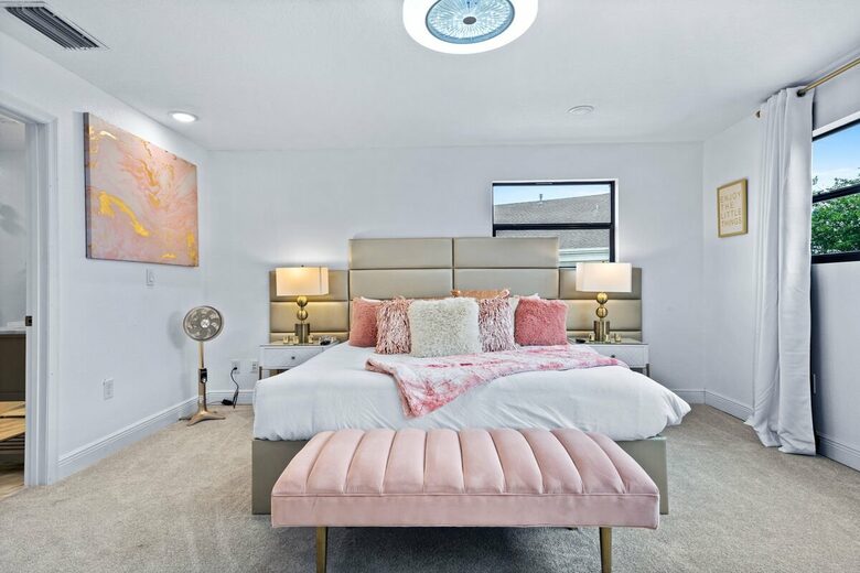 Guest room with king bed