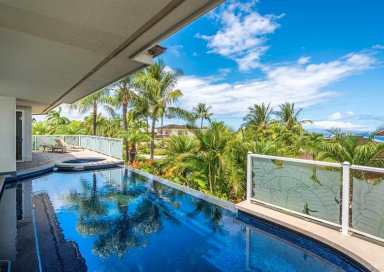 Infinity pool with spa