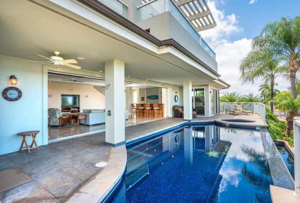 Infinity pool with spa