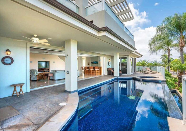 Infinity pool with spa
