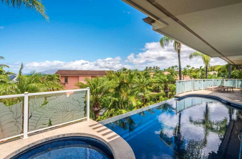 Infinity pool with spa