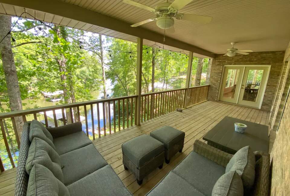 Home Exchange in Winchester, TN patio with lounge seats