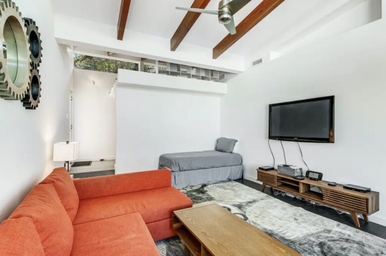 Home Exchange in Austin, TX bonus space with twin beds and television