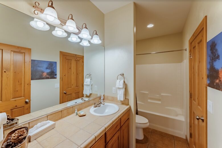 Home Exchange in Orderville, UT, guest bathroom 1 shower/tub combo