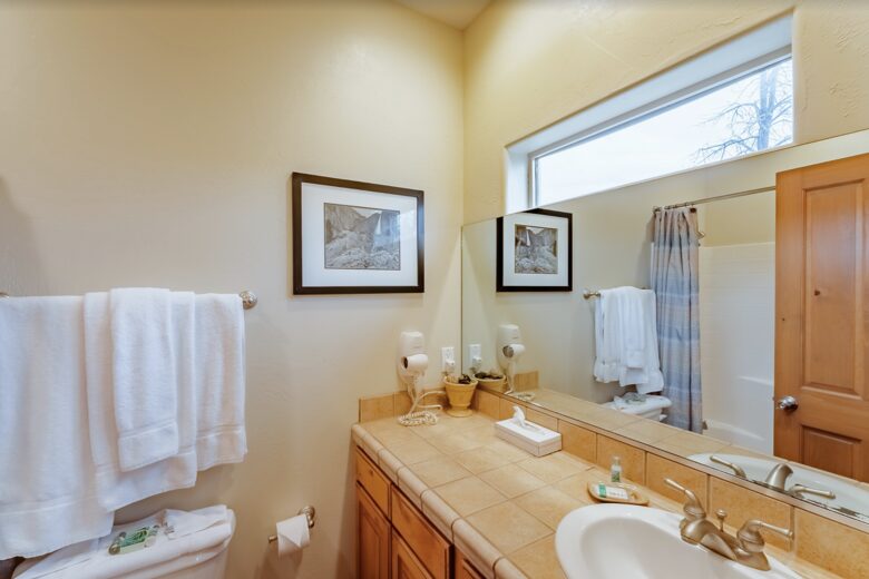 Home Exchange in Orderville, UT, guest bedroom 3 ensuite bathroom