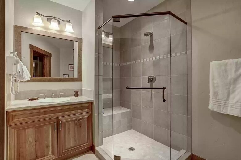 Ensuite bathroom 3