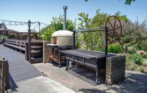 Home Exchange in Napa, CA pizza oven and outdoor skillet options