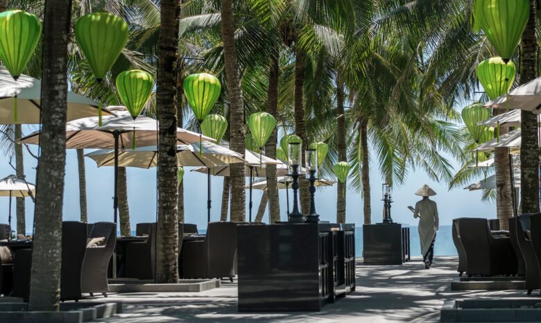 Beachside dining at La Sen